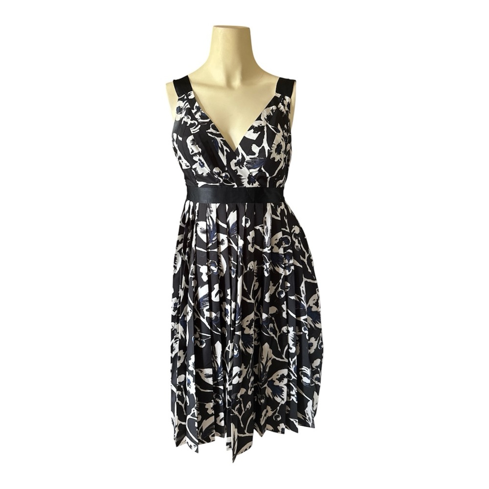 The Limited Size 2 Women Pleated Floral Black & White Sleeveless Dress V-Neck